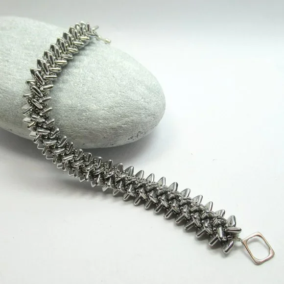 Handwoven spiky silver triangle bracelet - Picture 3 of 12